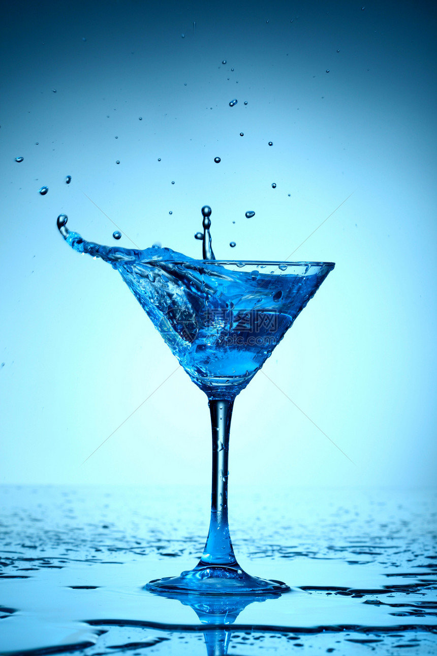 蓝鸡尾花蓝色果汁液体饮料药瓶酒吧酒杯餐厅食物反射图片