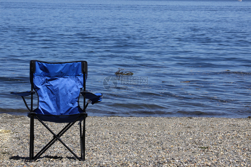 沙滩上的蓝椅子草坪蓝色水平假期自然光娱乐图片