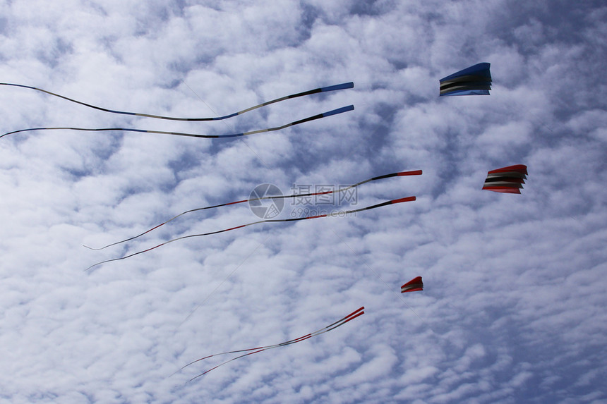 去放风筝吧乐趣水平飞行镜头玩具阳光自然光晴天风筝天空图片