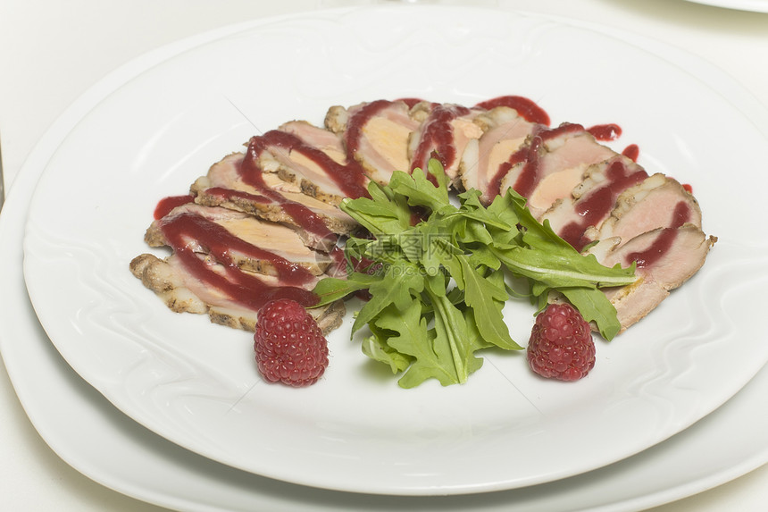 切猪肉加草莓酱覆盆子服务食物青菜盘子餐厅小吃图片