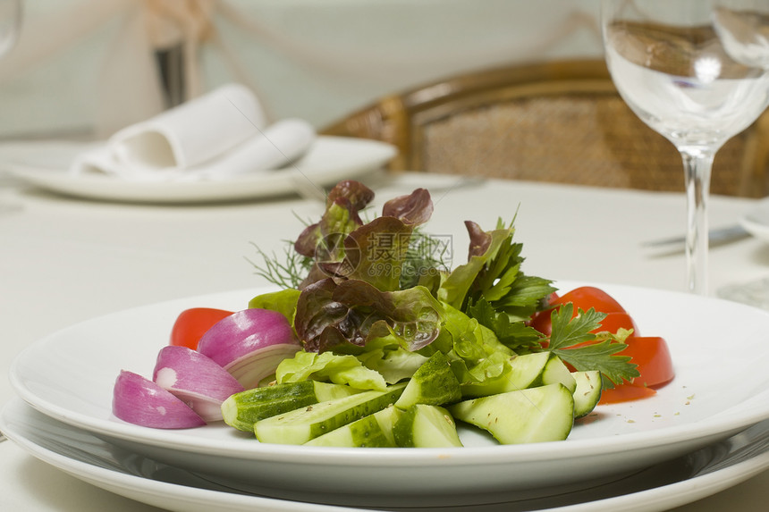 新鲜蔬菜沙拉树叶香草香菜食物洋葱小吃盘子黄瓜图片