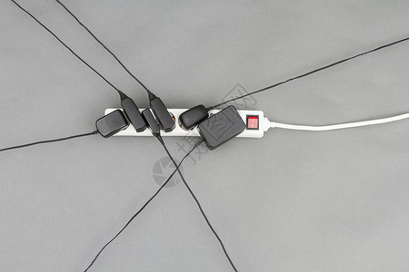 电源插头素材具有电力供应的多个套接字电子插座组合出口力量电缆技术塑料插头黑色背景