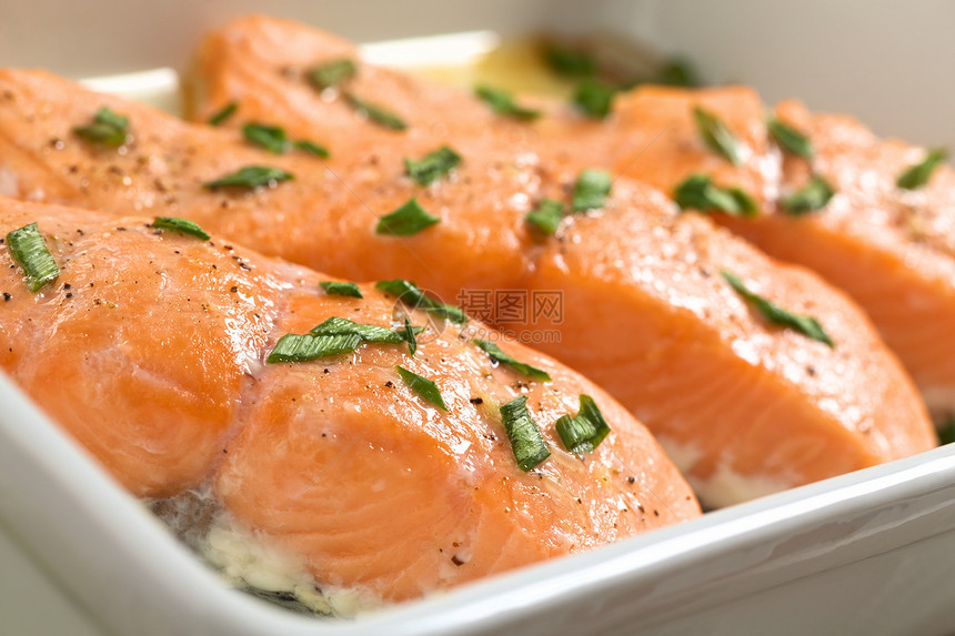 卡塞罗莱的烤鲑鱼沙锅食物脂肪鱼片美食午餐营养草本植物用餐海鲜图片