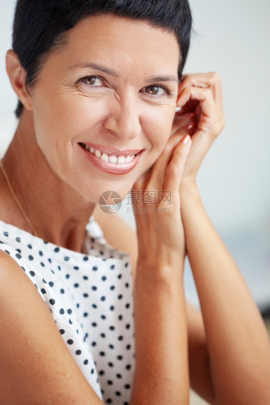 美丽的中年女子黑发快乐微笑喜悦圆点闲暇白色女性女士图片