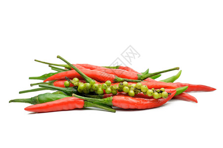 白色背景的多色胡椒 M维生素香料食物红色绿色水果植物背景图片