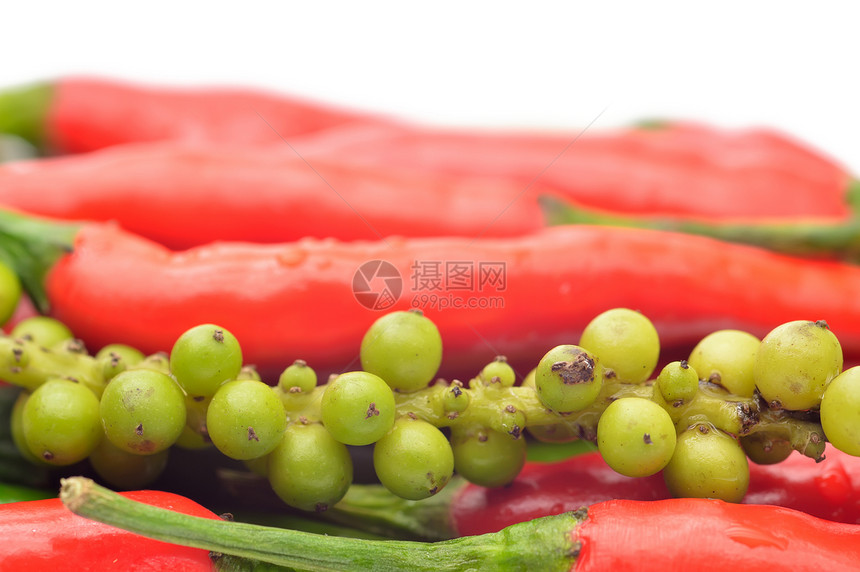 白色背景的多色胡椒 M水果绿色食物植物维生素香料红色图片
