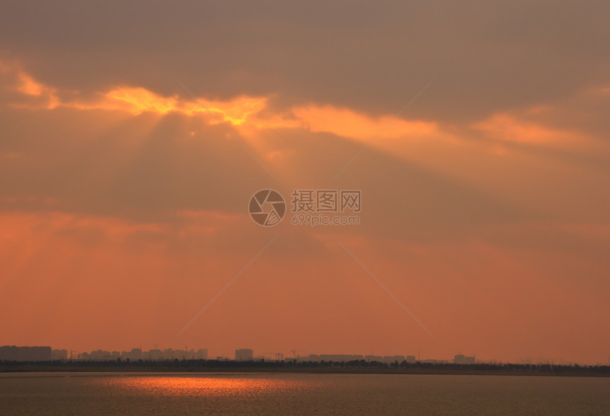 阳光照耀着夜晚的海图片