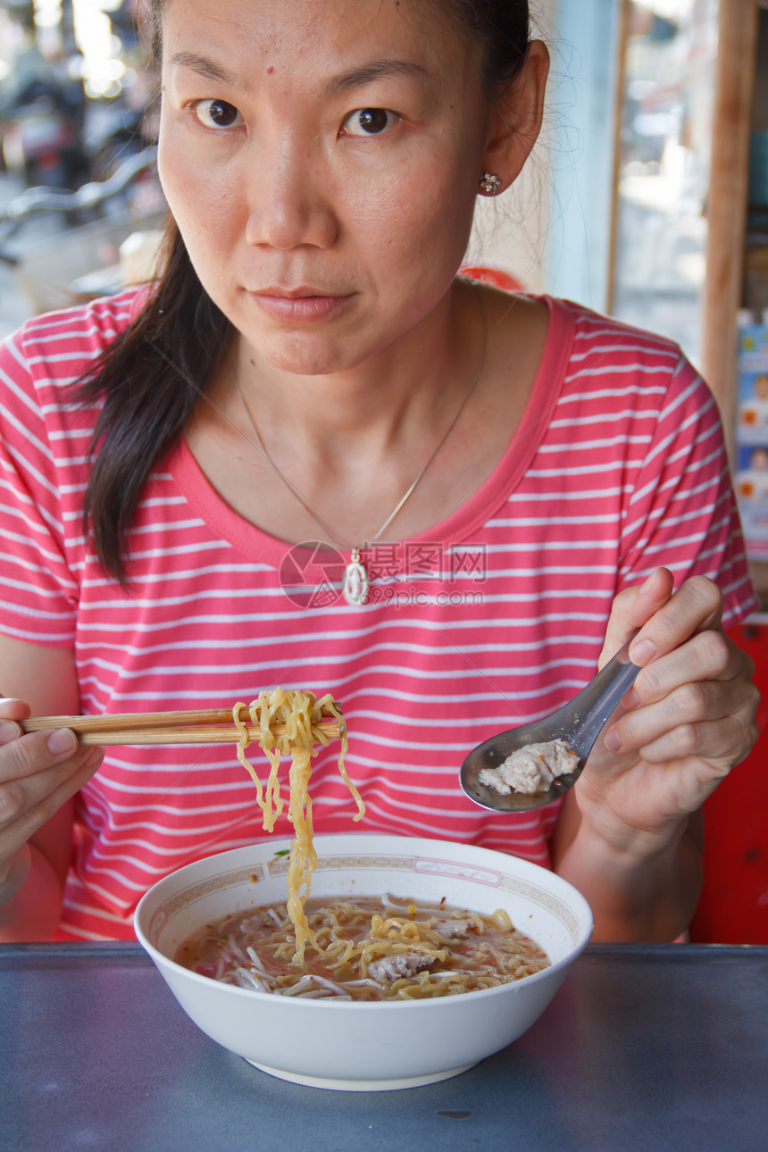 亚裔妇女吃饭享受食物盘子工作室女性面条蔬菜女孩白色图片