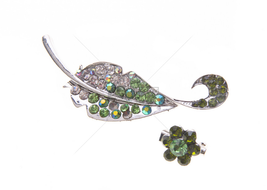 在背景上有着不同宝石的胸针项链礼物钻石石头叶子蓝色珠宝奢华魅力火花图片