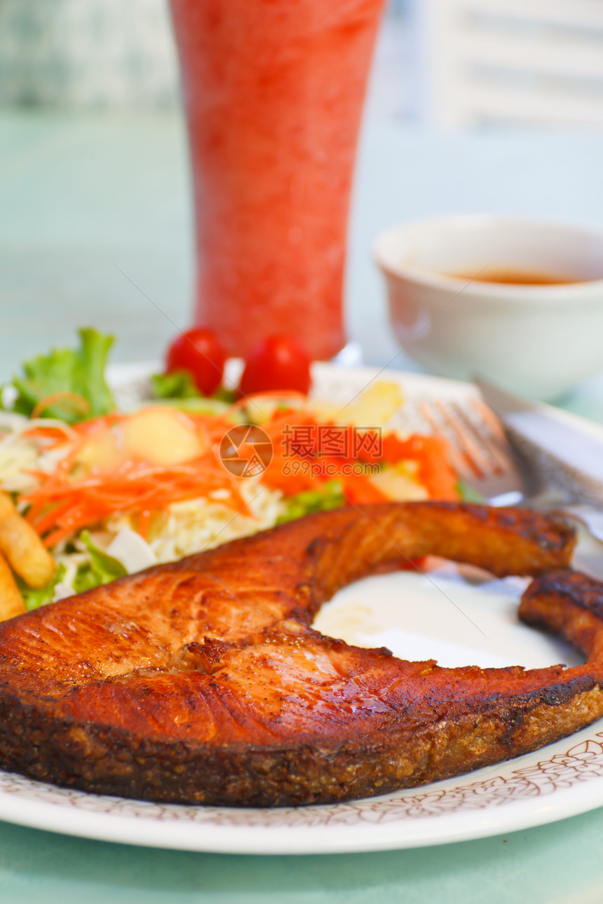 马哈马牛排营养鱼片食物蔬菜盘子沙拉美味海鲜午餐饮食图片