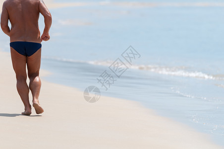 跑在沙滩上海浪自由火车肌肉运动海滩身体海岸活力赛跑者背景图片