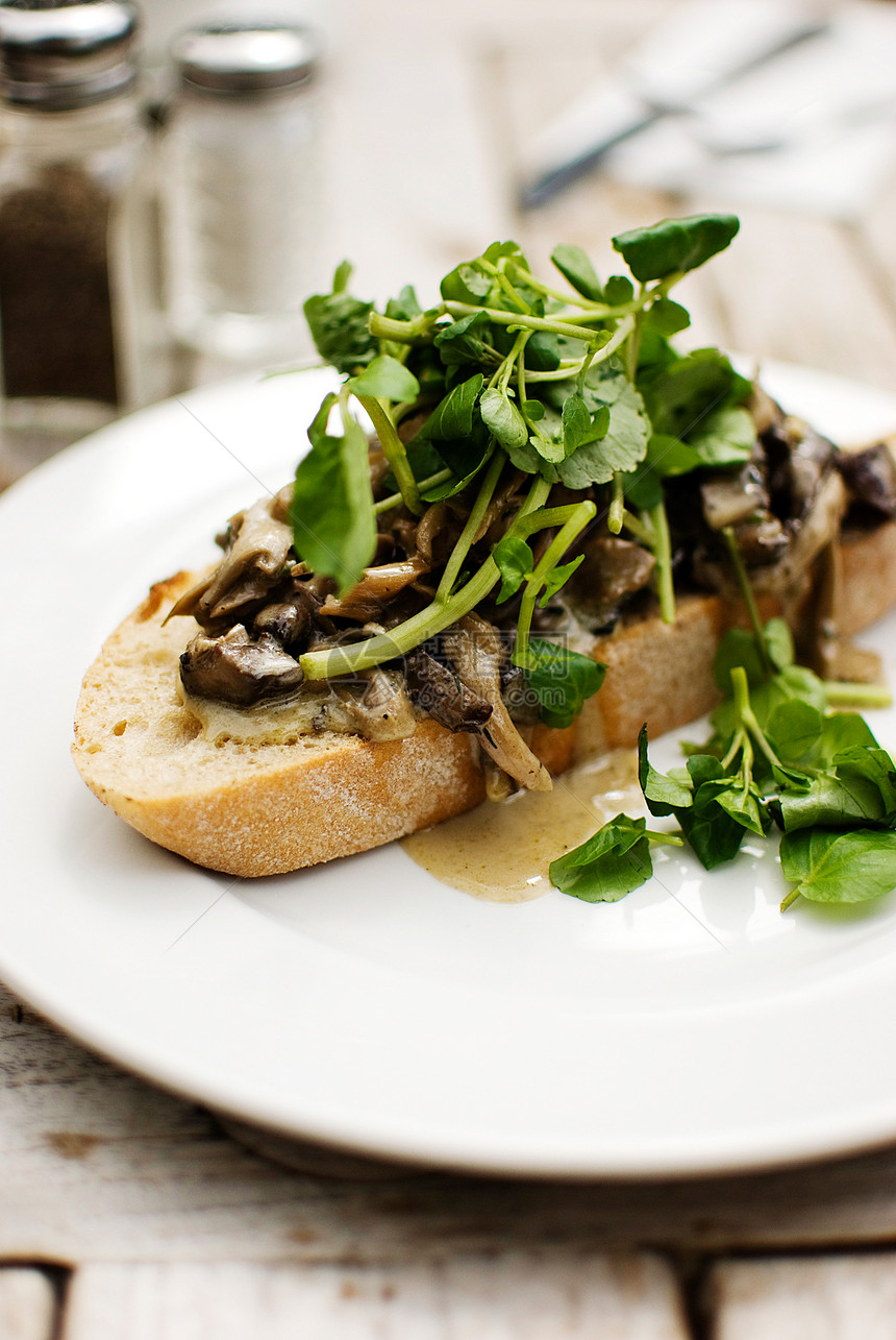 烤面包上的蘑菇食物百里香木头美食起动机荒野草本植物绿色小吃草药图片