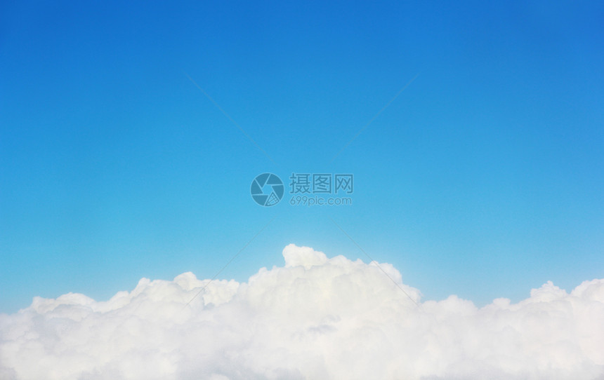 蓝色天空下云层白色阳光图片