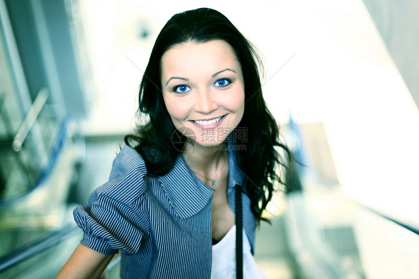 蓝眼睛女性在扶梯上情绪快乐蓝色情怀女人前景人脸棕色白色头发图片