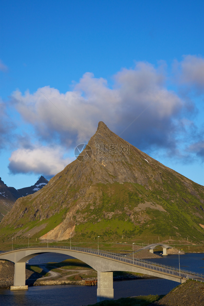 Lofoten 上的桥桥梁山脉山峰风景旅游大豆峡湾胜地顶峰图片