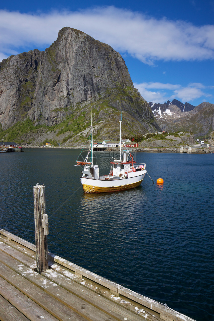 在fjord的渔船山峰大豆胜地旅游风景钓鱼峡湾山脉图片