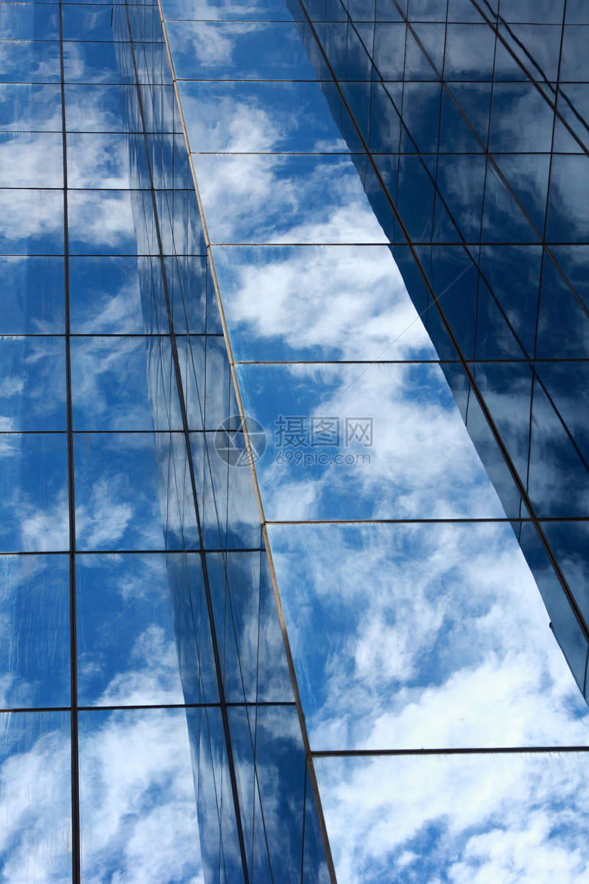蓝镜玻璃大楼 外部建筑和外楼办公室蓝色镜子画幅反射阳光矩形白色天空窗户图片