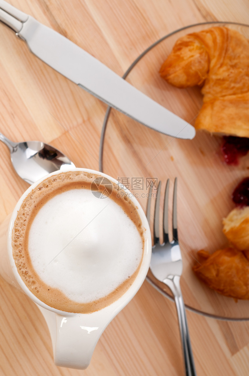 新鲜的羊角面包和咖啡小吃拿铁营养浆果水果食物包子盘子面团甜点图片