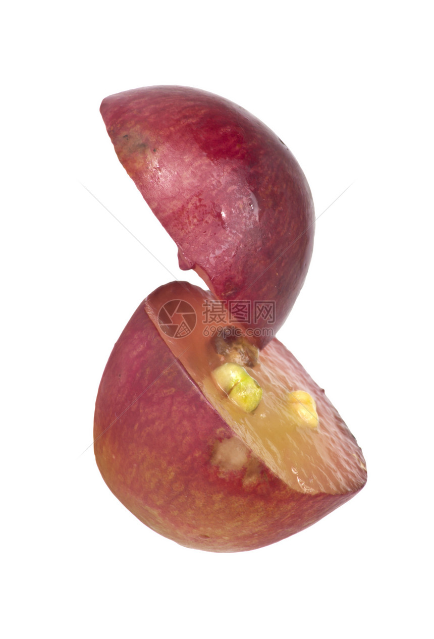 红色葡萄水果的半透明切片 在白色上隔开绿色宏观种子红色食物静脉黄色纤维粮食肉质图片