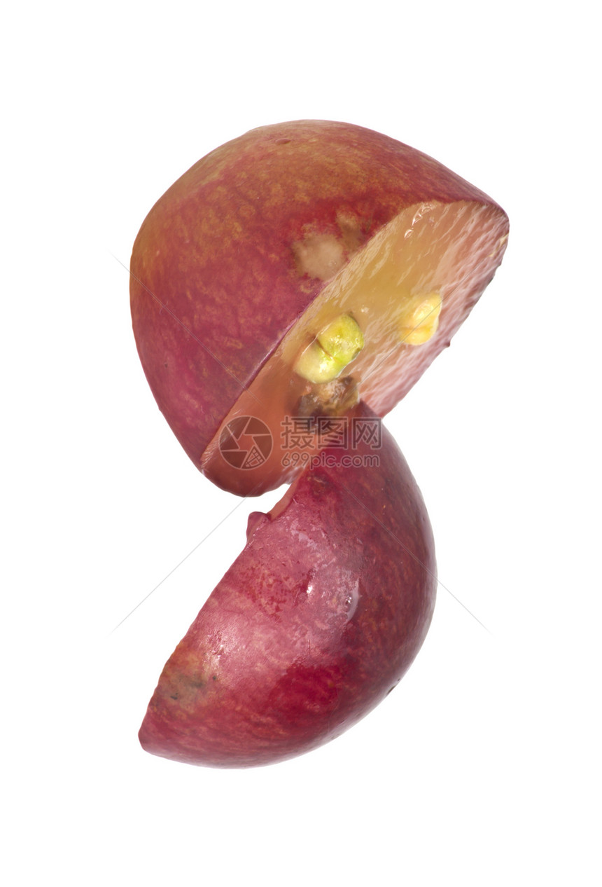 红色葡萄水果的半透明切片 在白色上隔开圆圈宏观黄色种子静脉红色绿色食物肉质粮食图片