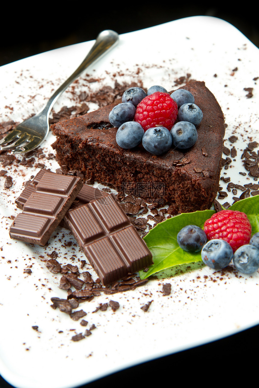 巧克力蛋糕 带鲜莓果蛋糕奶油派对餐厅甜点磨砂馅饼食物薄荷盘子图片