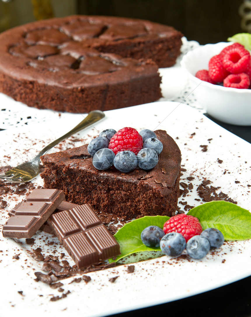 巧克力蛋糕 带鲜莓果烹饪磨砂馅饼巧克力玫瑰花糕点覆盆子浆果宏观美食图片