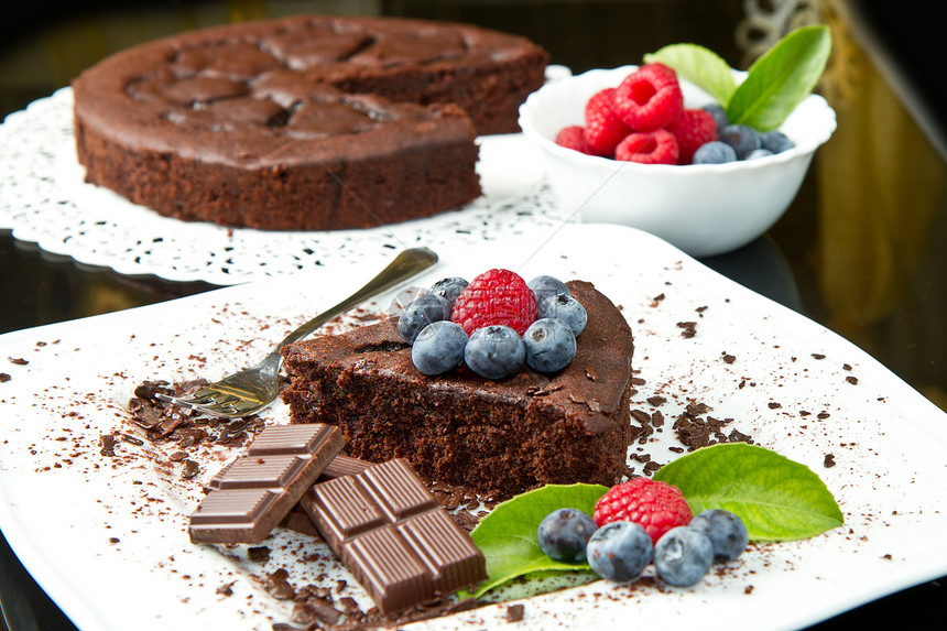 巧克力蛋糕 带鲜莓果烹饪巧克力玫瑰花派对糕点馅饼宏观餐厅蛋糕盘子图片