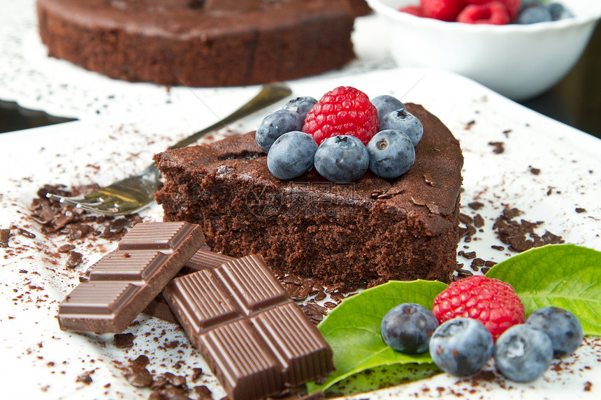 巧克力蛋糕 带鲜莓果派对烹饪蛋糕水果巧克力馅饼盘子甜点浆果食物图片