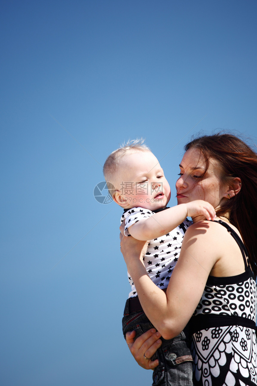 母亲和儿子乐趣微笑妈妈童年女士男生天空场地闲暇公园图片