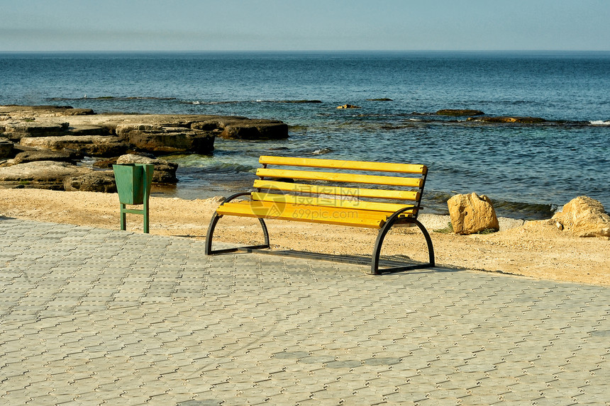 海边的空木板凳图片