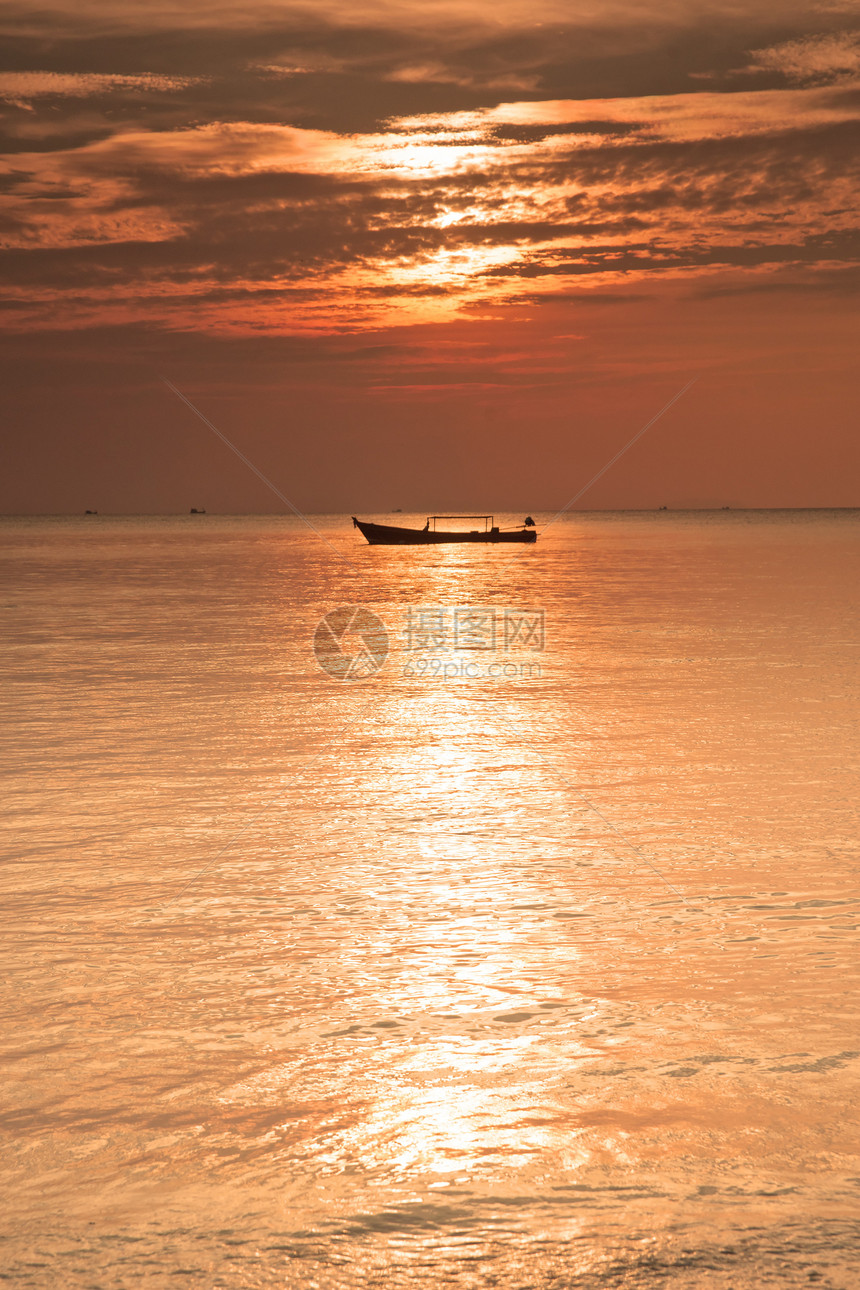 日落时在海上乘船海岸旅行钓鱼海洋海滩热带太阳天空橙子图片