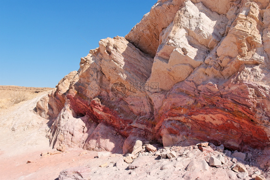 在以色列大克拉特尔的石头沙漠中将粉红岩石剥光图片