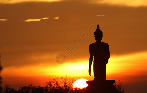 Buddha 雕像的光环日落佛教徒地标建筑学遗产宗教天空遗迹太阳阳光背景图片
