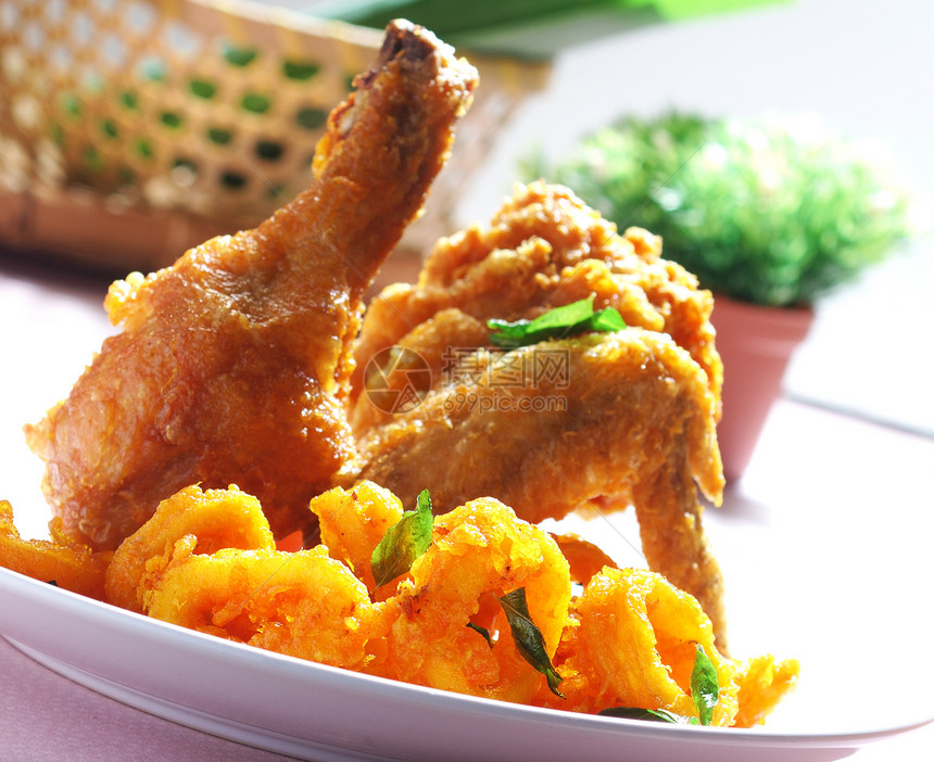 鸡肉在白色盘子上 蔬菜在背景胸部香料沙拉酒吧食物烘烤美食脆皮营养宏观图片