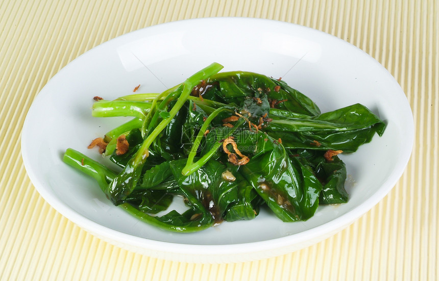 盘子里的炒蔬菜蒸汽服务菠菜饮食白色绿色萝卜健康美食食物图片
