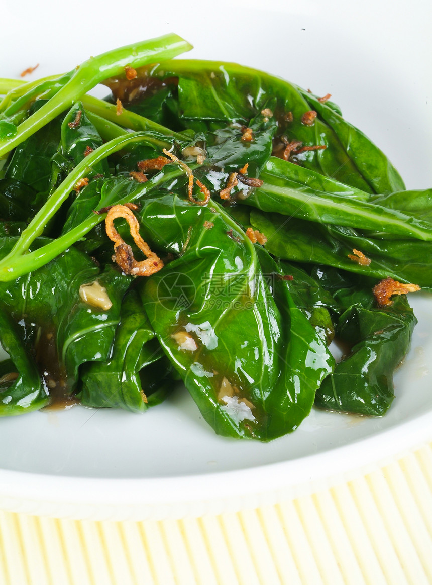 盘子里的炒蔬菜萝卜菠菜美食健康烹饪饮食白色服务食物绿色图片