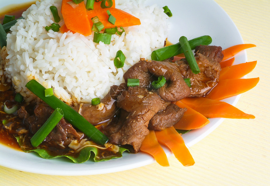 蔬菜和大米炒牛肉美食辣椒烹饪食物盘子胡椒照片筷子洋葱低脂肪图片