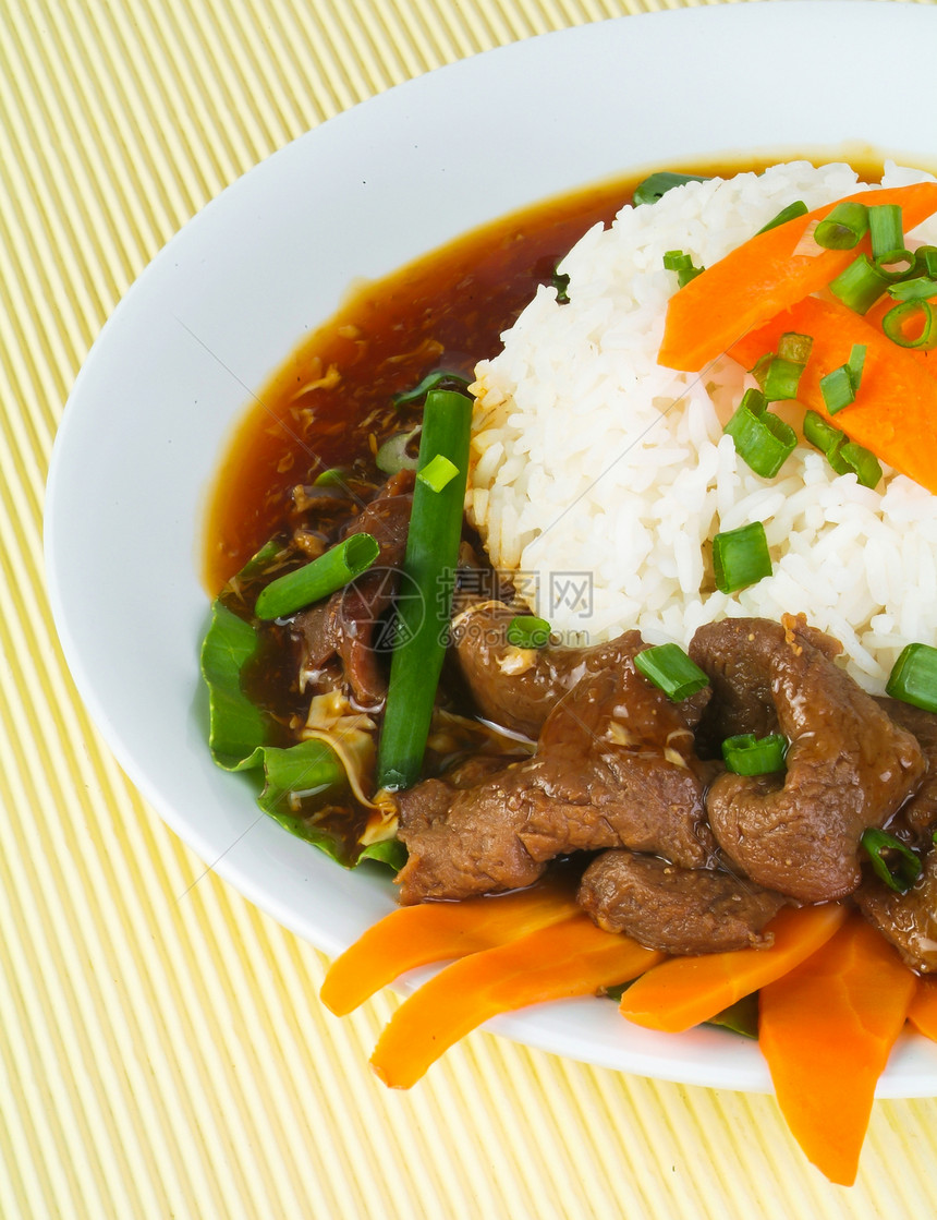 蔬菜和大米炒牛肉美食盘子筷子低脂肪食物洋葱胡椒照片辣椒烹饪图片