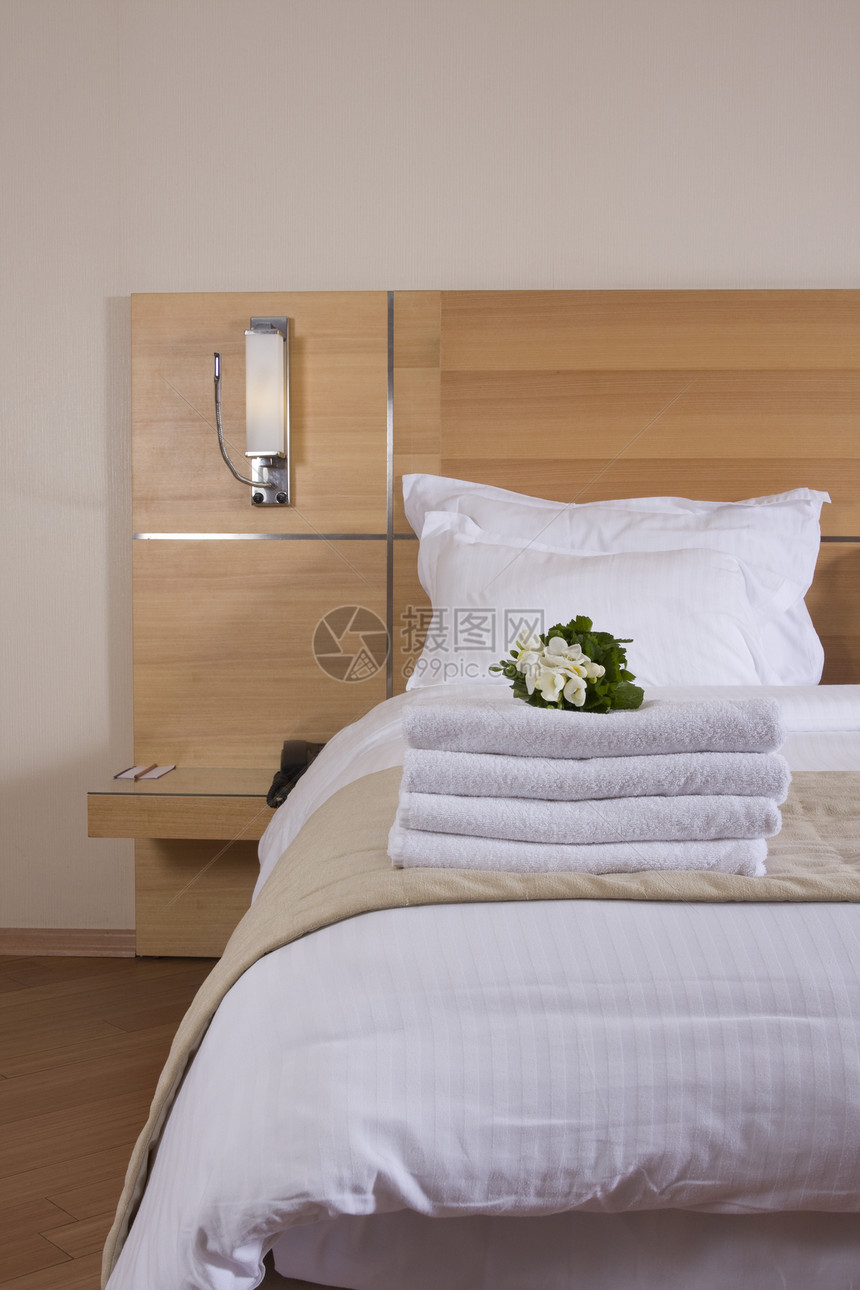 旅馆房间商业墙纸旅行木头奢华枕头床头床头板尺寸桌子图片