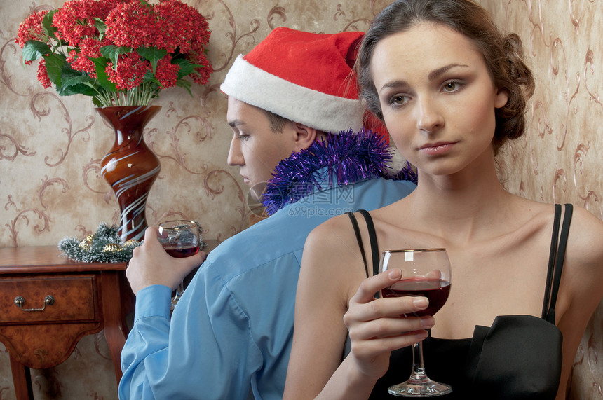 争吵帽子悲伤女性酒杯新年房间公寓红色纷争图片