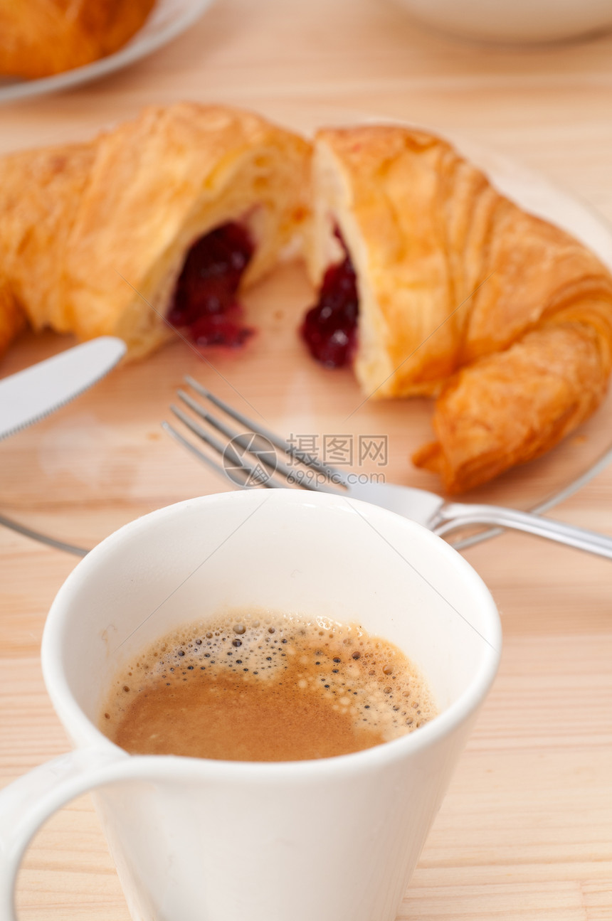 新鲜的羊角面包和咖啡黄油早餐食物新月盘子糕点拿铁小吃浆果包子图片