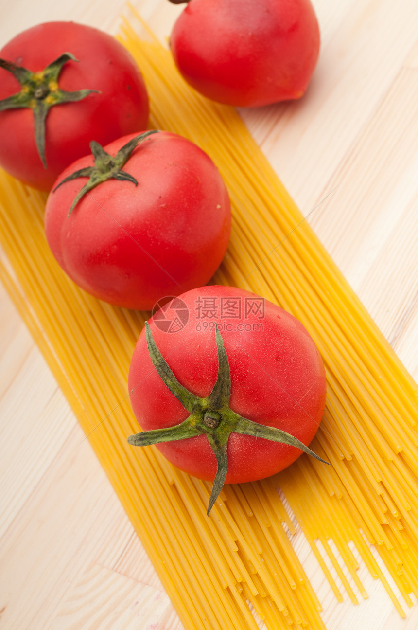 新鲜番茄和意大利面粉饮食食谱餐厅食物面条美食蔬菜营养午餐木头图片