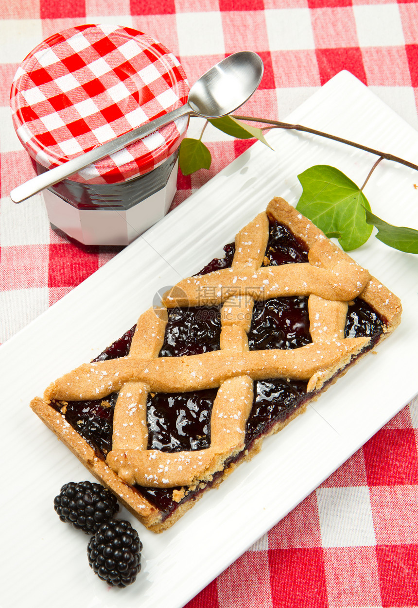 黑莓薄油层甜点蓝色桌子盘子馅饼脆皮奶油小吃餐厅水果图片