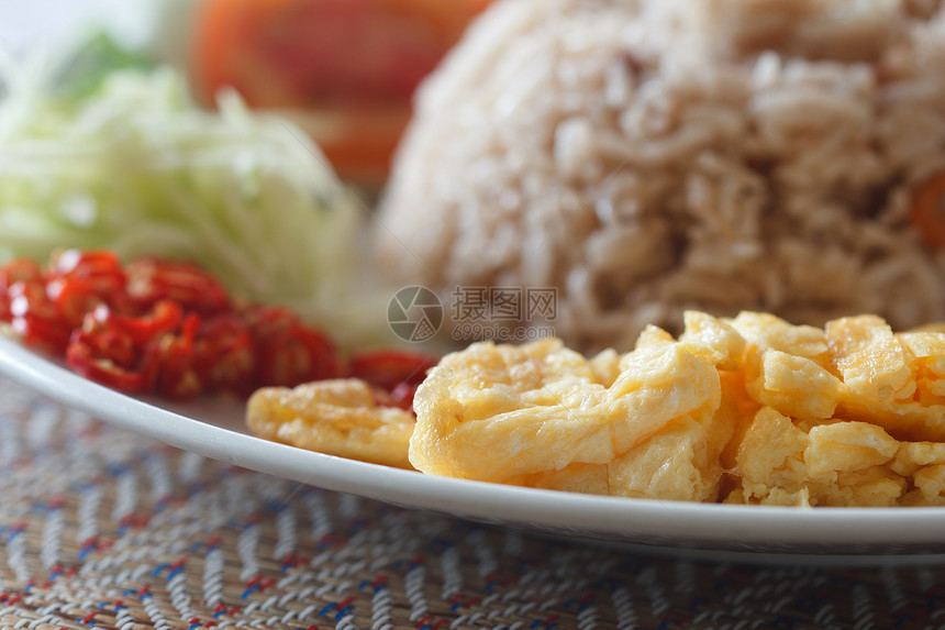 炒饭和虾糊午餐柠檬美食猪肉香肠盘子食物美味用餐蔬菜图片