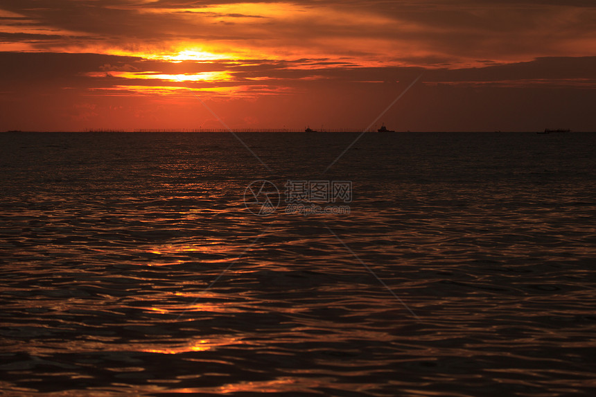 海上日落 海边日落天气气候海浪晴天太阳地平线反射海滩阳光天蓝色图片