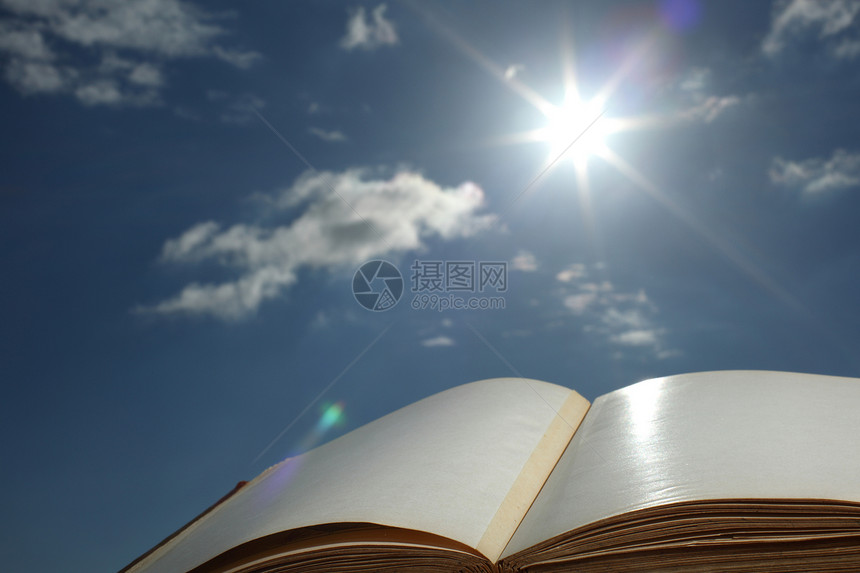 空书本教育太阳智慧蓝色天空空白图片