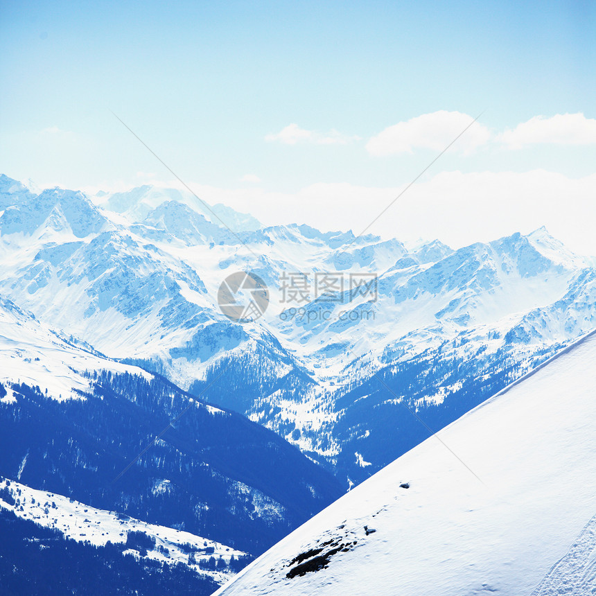 山上有高山单板活动天空旅行全景爬坡顶峰运动阳光滑雪图片