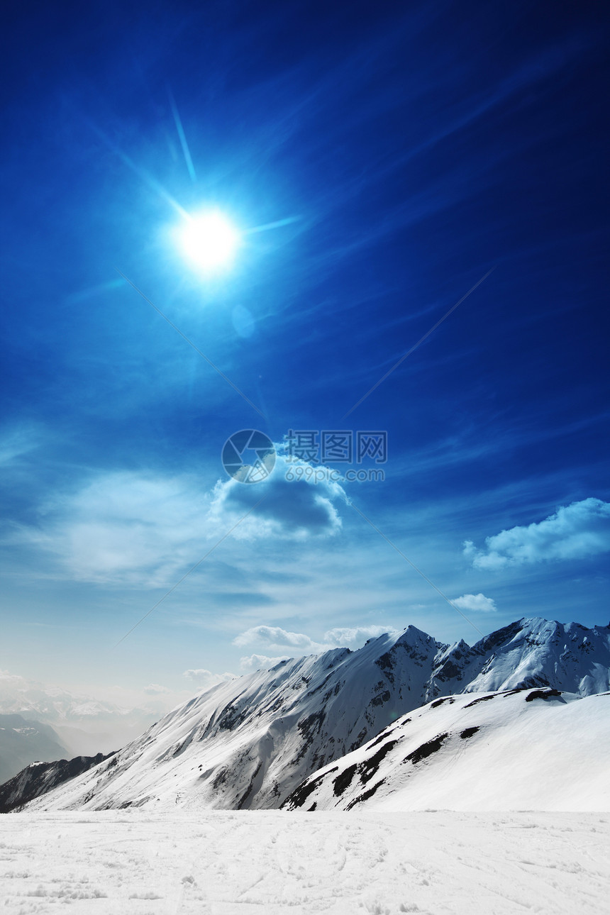 山上有高山旅游季节单板全景蓝色活动滑雪风景顶峰旅行图片