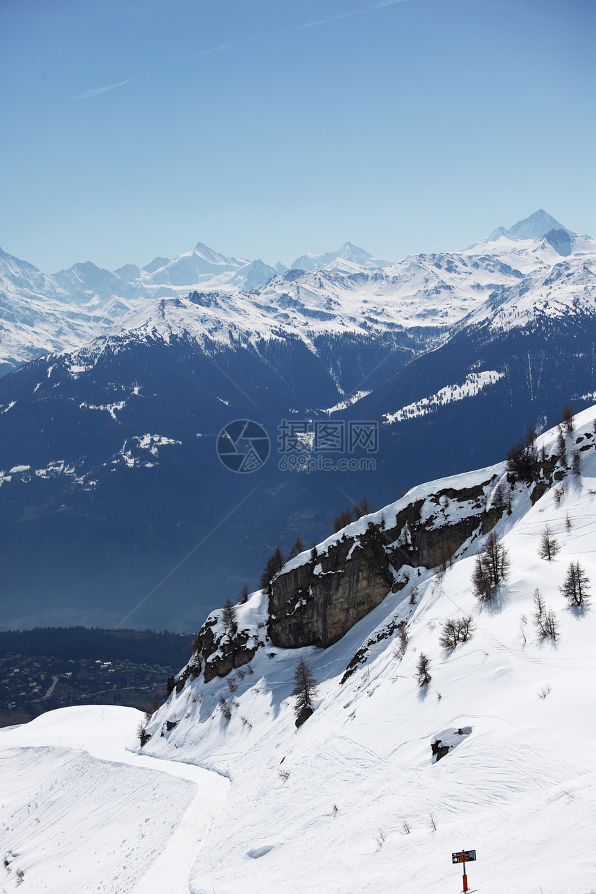 山上有高山岩石冰川季节旅行蓝色暴风雪顶峰阳光全景天空图片