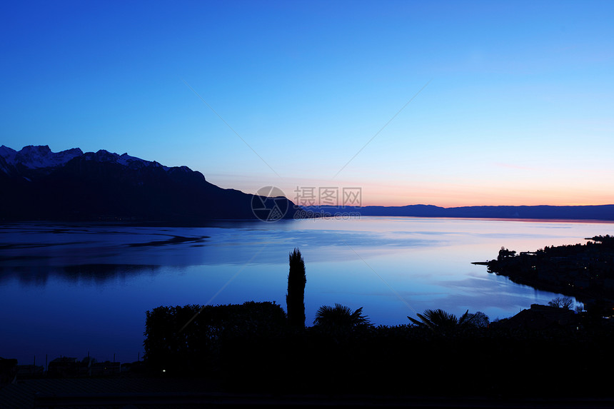 湖湖基因远景帆船海岸线涟漪蓝色山峰偏光片山脉天空场景图片